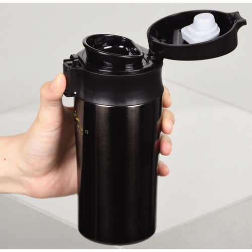 バリスタ　ワンタッチタンブラー　カフェマグ　400ml　ブラック 光沢のある黒いタンブラーが正面から見える状態で、蓋が開いている様子。