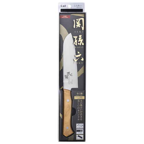 小三徳包丁　関孫六　しらあい　小三徳　145mm 刃が光沢を持ち、軽やかに持たれた包丁の刃元が際立つ様子