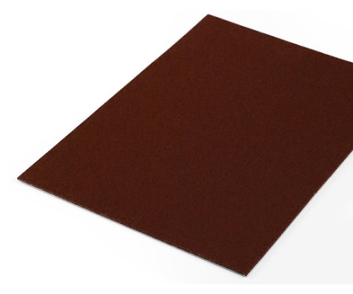 キズ防止フェルト 280×200 茶 商品の全体が茶色の背景に対してしっかりと見える状態、角が丸くカットされたデザイン。