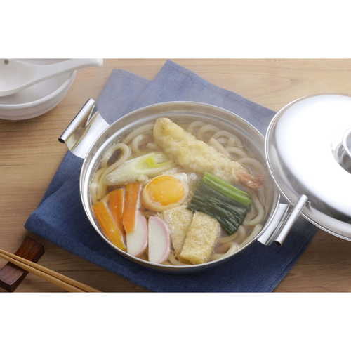 両手鍋　鍋焼きうどん&よせ鍋 鍋の内部にうどんと具材が盛り付けられ、スチームが立ち上る様子