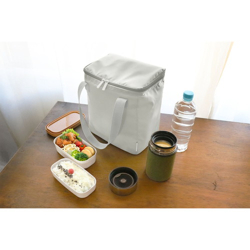ランチバッグ　Allons-y　BOX型　保冷・保温ランチバック　グレー 正面から撮影されたグレーのBOX型の保冷・保温ランチバッグ