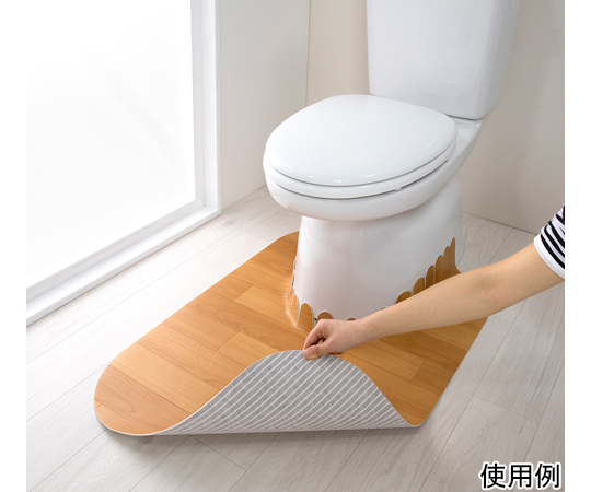 吸着拭けるフロアトイレマットウッド　ロング　ベージュ 柔らかな素材でできた長方形のマットが床に敷かれ、淡いベージュの色合いが目を引く様子。