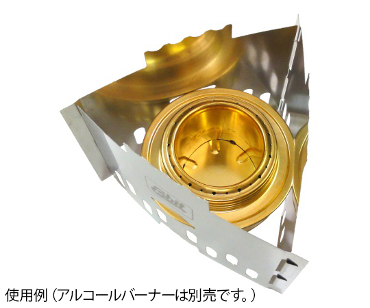 ステンレス ストーブ 光沢のある金属で、煙突が取り付けられた正面からのアングル