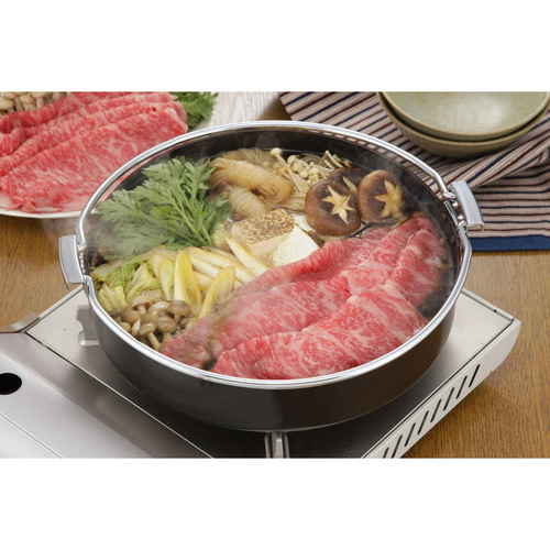 すき焼き鍋 鉄製特厚すきやき鍋 26cm IH対応 鉄製 光沢のある黒い鉄製の鍋が、横からの視点で置かれた状態