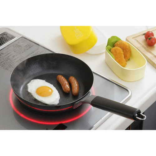 フライパン 22cm ファイバーライン加工 鉄製 IH対応 表面に滑らかな加工が施された、持ち手付きの鉄製器具が見える状態