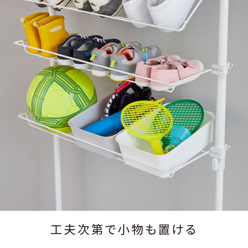突っ張り　つっぱりシューズラック　ワイド　マットホワイト 白いシューズラックが壁に押し付けられ、上部に靴が整然と配置されている様子
