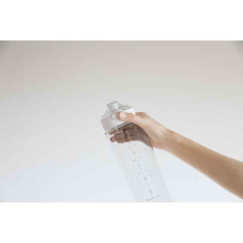 水筒　SANTECO　TRACK&GO　ウォーターボトル　1L　ホワイト スリムなデザインの水筒が斜めに配置されている様子