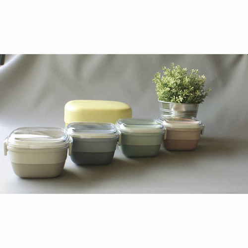 お弁当箱　抗菌　2段　2点ロック　MIN　FARG　スクウェアランチ　630ml　グレー フタを開けた状態で、中身が見える様子