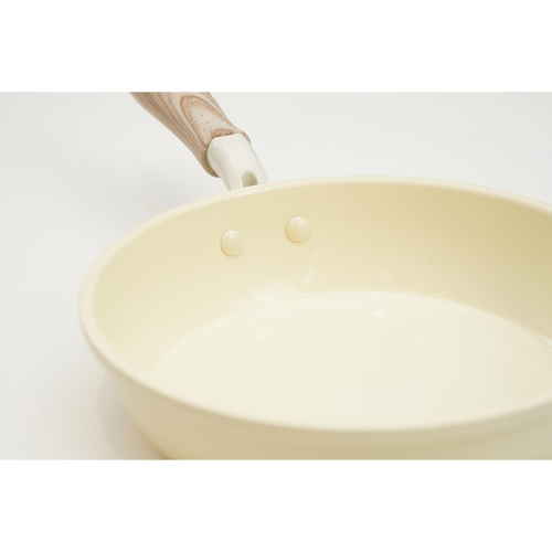 炒め鍋　ハルミック　セラミック加工　IH対応軽量いため鍋　28cm　ペールイエロー 明るいペールイエローの鍋が真上から撮影され、持ち手と内部のセラミック加工が確認できる状態