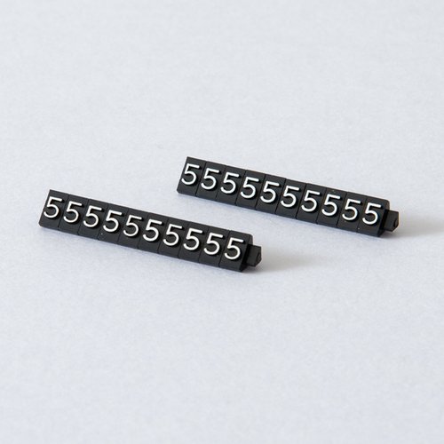 陳列備品 ニュープライスキューブ補充S用(20粒) 黒/白 5 友屋 黒と白の補充品が並んだ状態、きれいに整列している。