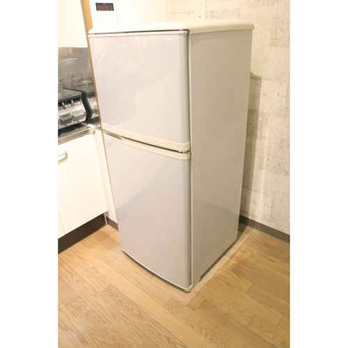 冷蔵庫下の床を守る　透明床保護マット　55cm×65cm　RTM-5565 透明なマットが冷蔵庫の下に敷かれ、床をしっかりとカバーしている様子