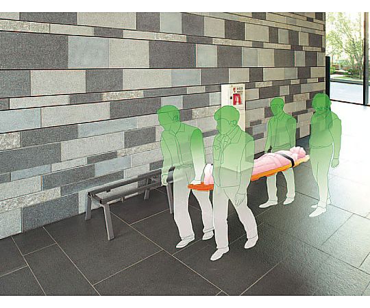 1780x460x380mm ベンチ(担架兼用/オレンジ) 明るいオレンジの色合いを持つ、簡易的な担架としても使えるベンチが正面から見える状態。