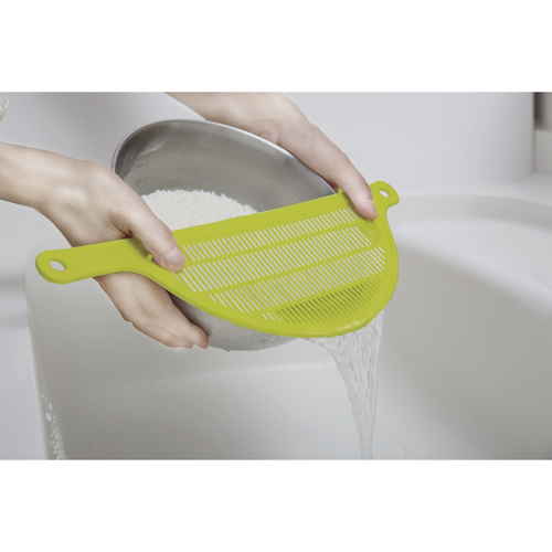 ポットドレイナーKK-354　グリーン 緑色のプラスチック素材で、底に水抜き用の穴があるポットの角度からの様子