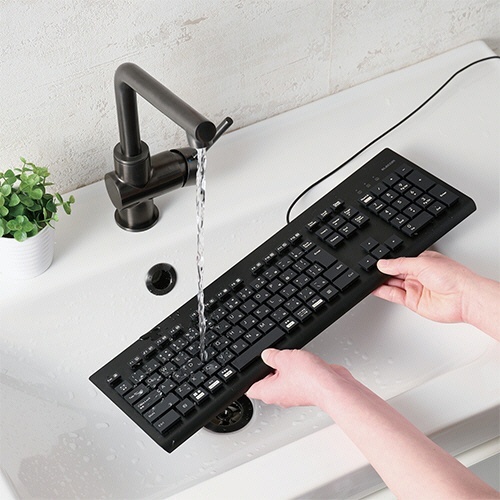 洗える　抗菌　有線キーボード　ブラック　1台 キーボードの上部に水滴が付着した状態