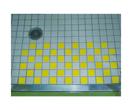 ノンスリップテープ　屋外用　40mmX40mm　ブラック　50枚入 黒色のテープが整然と並んだパッケージの正面