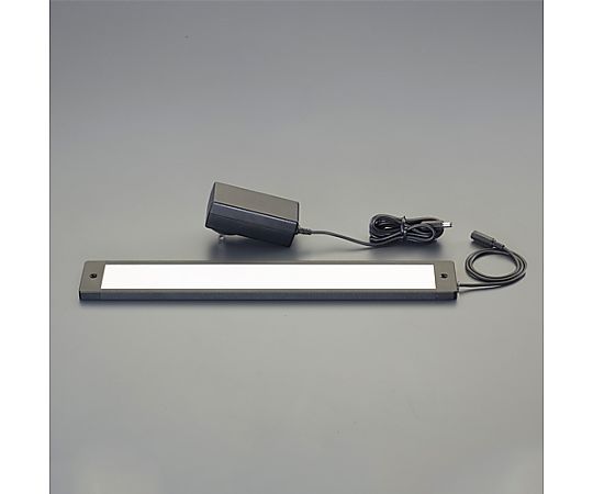 AC100-240V/ 14W 照明灯/LED 白いシェードを持つシンプルなデザインの照明器具がテーブルに置かれ、明るい光を放っている様子。