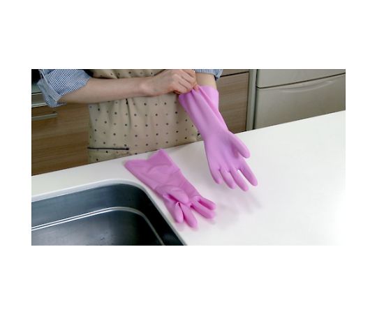 塩化ビニール手袋 ナイスハンドミュー薄手 ピンク Sサイズ ピンクの手袋が手の形に合わせて広がっている様子