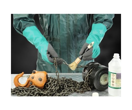 耐薬品・耐切創手袋　アルファテック　58-735　XLサイズ 片手で持たれた状態の手袋が、細部まで素材感やデザインを強調して見える。