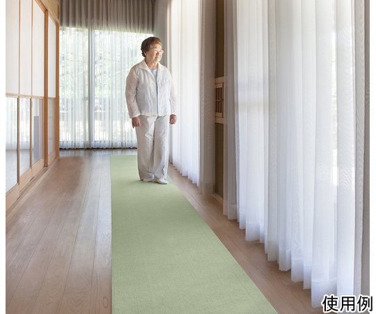 おくだけ吸着ロングマット　60×200cm　グリーン 濃いグリーンのマットが床に敷かれた状態、周囲に家具が配置されている。