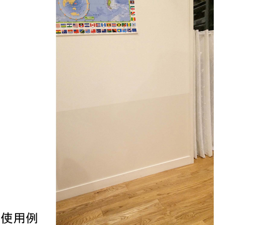 壁紙ガードシート　30×90cm 透明なシートが平置きされている様子、端にカットラインが見える。