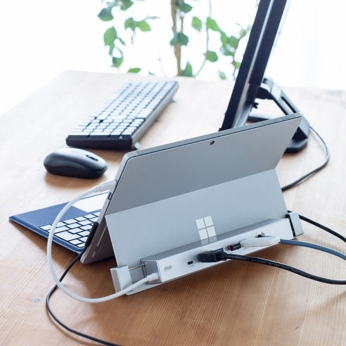 Surface用ドッキングステーション　1個 表面が光沢のあるブラックの本体が正面に向いている状態
