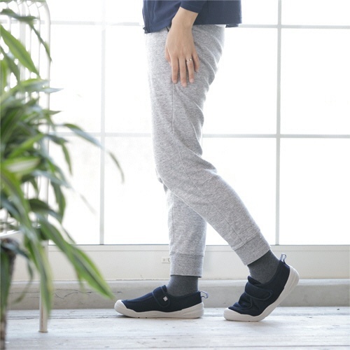 あゆみ　早快ホスピタルシューズ　ワイン　L(23.0-23.5cm)　両足　1足 明るいワイン色のシューズが、上からの角度で立体的に見える状態