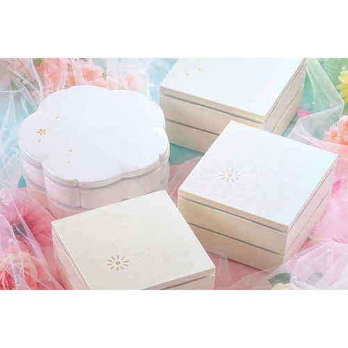 お重　2段　15.0角二段重　桜 美しい桜模様が施された2段重ねの容器、蓋が開いて具材が盛り付けられている様子。