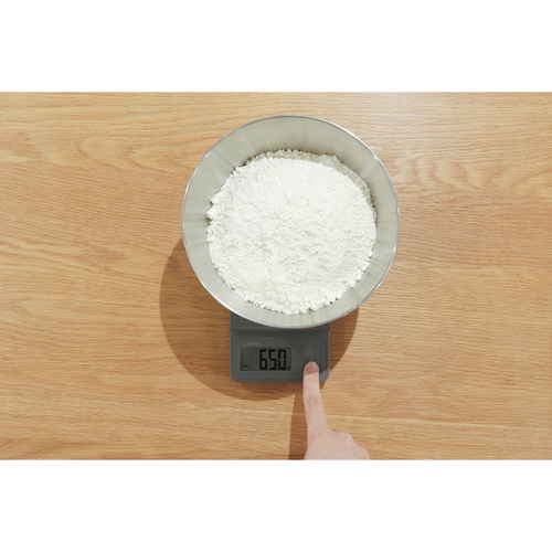 デジタルスケール　ルクーム　2kg 透明なデジタル表示がある軽量なスケールの上に置かれたきれいな白い台座