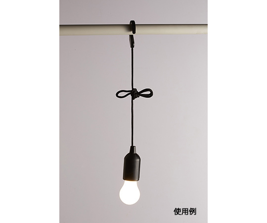 ひっぱり点灯ライト（電球色LED） 光を受けて温かみのある電球色を放つ、吊り下げられた状態。