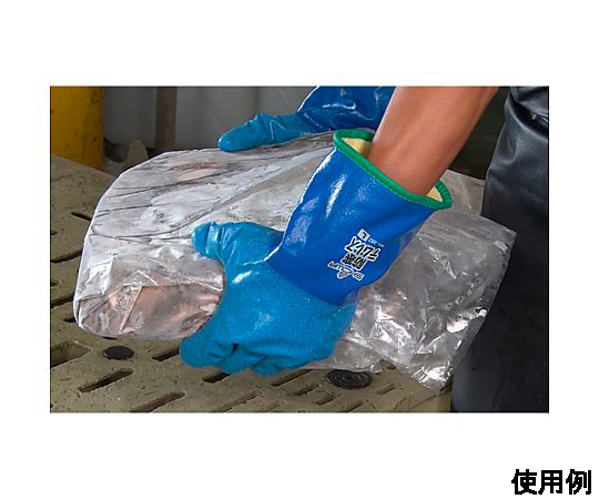 [L] 防寒ウレタン手袋 手のひら部分が黒いウレタン素材の防寒手袋が横から見える状態