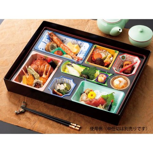仕出し弁当容器 AS-150 碧雲 セット ※中仕切は別売り アヅミ産業 透明な容器に盛り付けられた料理が収められた側面