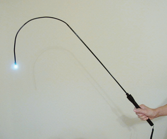 フレキシブルアームLED照明 超細長タイプ 細長い形状のLED照明が正面から見える状態、柔軟なアームで様々な角度に調整可能。