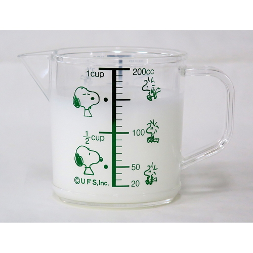 計量カップ メジャーカップ スヌーピー 200ml 軽やかなデザインの透明カップに、スヌーピーのイラストが描かれた様子。