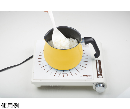 ToMay IH対応マルチポット M イエロー 鮮やかなイエローの本体と持ち手が特徴的な調理器具が並ぶ様子