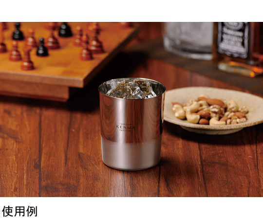 燕研磨ファクトリー STカップ 340mL 光沢のある表面と鮮やかな色合いが特徴的なカップが正面から見える状態