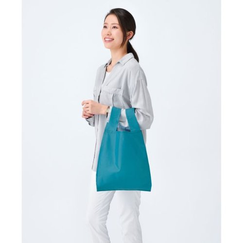 エコバッグ Ecolor 折りたたみマイバッグ(ブルー) 2370771 明るい青色の折りたたまれたバッグがテーブルの上に置かれている様子