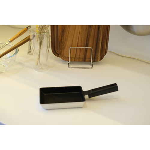 卵焼き器　チーノ　ふっ素加工ダイキャストお弁当用玉子焼 ふっ素加工の表面が光沢を帯びた単体の卵焼き器