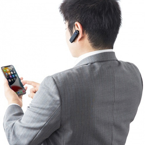 Bluetooth5.0モノラルヘッドセット　ブラック　1個 パッケージが上面から見える角度で、商品の形状と色がはっきりと見える状態