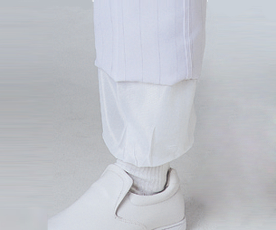 パンツ男性用(裾口ストレートタイプ)　常温タイプ　M　ホワイト ゆったりとしたストレートシルエットのホワイトパンツがディスプレイされた様子