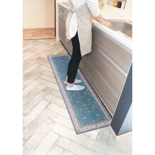 キッチンマット　khastan　インテリアマット45X180cm　ブルー 鮮やかなブルーのマットが敷かれたキッチンの床、滑らかなテクスチャと繊細なパターンが際立つ様子。