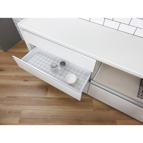 防虫シート　MSS　キッチンボードに敷くシート　35×360cm　ホワイト 厚手の白いシートが直線的に配置されている様子