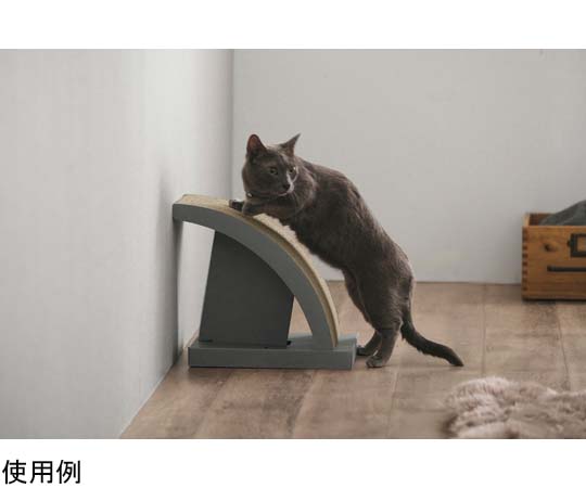 猫の爪とぎ アーチタイプ ブラウン アーチ型の爪とぎが部屋の中央に置かれている様子