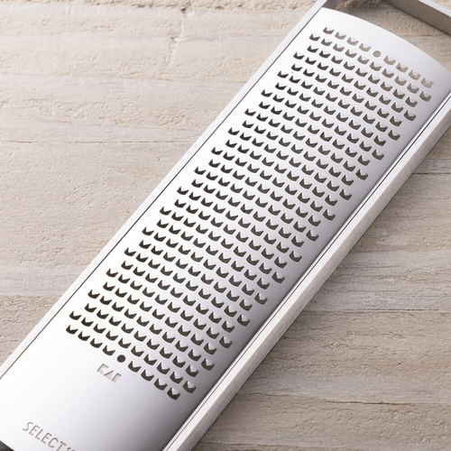 グレーター　SELECT100　カバー付き　おろし器 シルバーのカバーが付いたおろし器の側面が見える状態