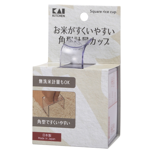 計量カップ　KK　お米がすくいやすい角型カップ 透明な角型カップが横から見える状態で、上部にお米が盛られている。