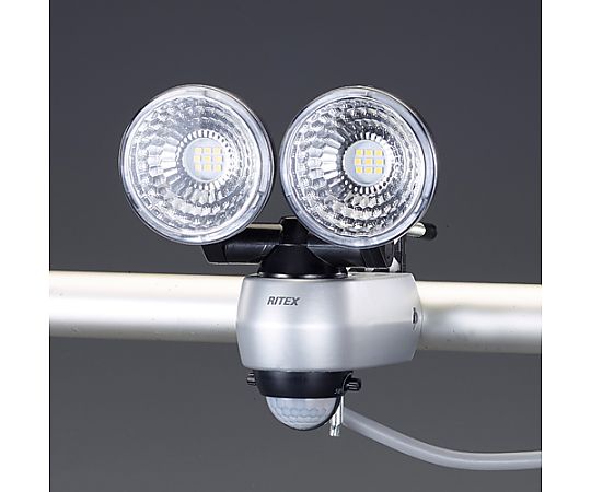 [AC100V/7.5Wx2] LEDセンサーライト 明るいLEDライトが取り付けられた壁面に設置されている様子