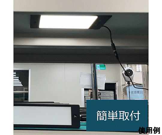 AC100-240V/ 14W 照明灯/LED 光を放つ円形の照明器具が白い背景に映える状態