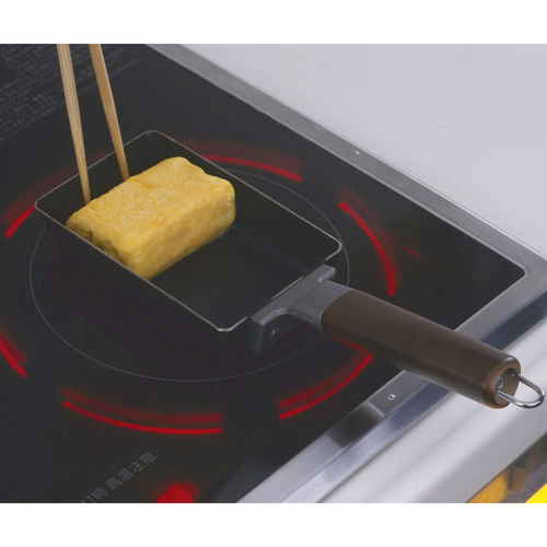 卵焼き器 フライパン 両面エンボス加工 鉄製お弁当用玉子焼 IH対応 黒い鉄製のフライパンが横向きで、両面エンボス加工の詳細が際立つ状態