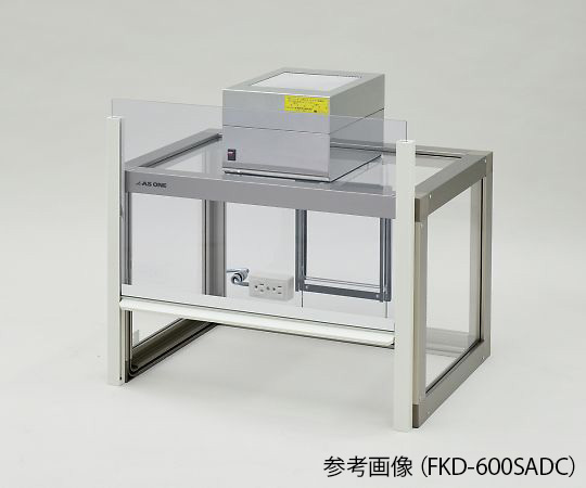 粉体計量用ドラフト 透明なカバー付きの計量天秤がデスク上に置かれた様子