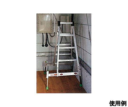 1.31-1.50m 脚立(アウトリガー一体型) アウトリガーが付いた安定した脚立が地面に設置された様子