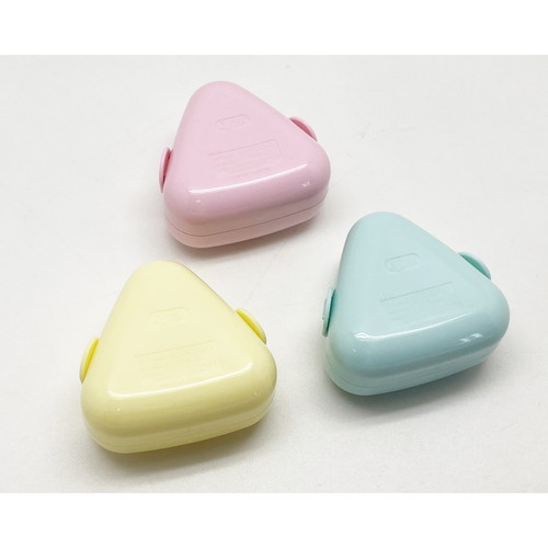 おにぎりケース　3個セット　すみっコぐらし　弁当箱 3つの弁当箱が整然と並び、可愛らしいデザインが際立つ様子